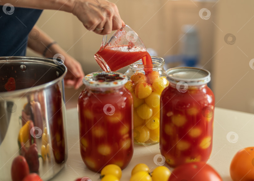Скачать Домашнее консервирование овощей. Консервирование желтых помидоров в томатном соке фотосток Ozero