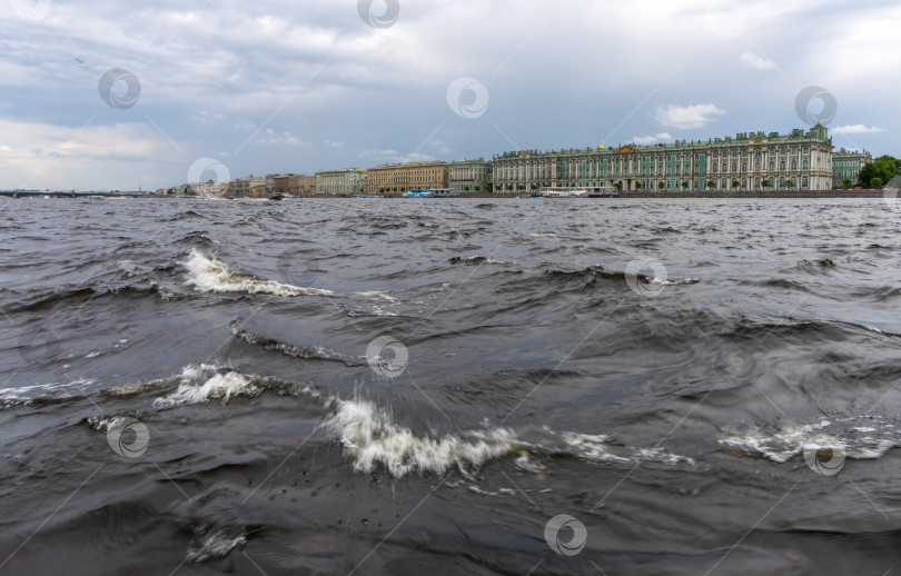 Скачать Холодные волны Невы перед Зимним дворцом в Санкт-Петербурге фотосток Ozero