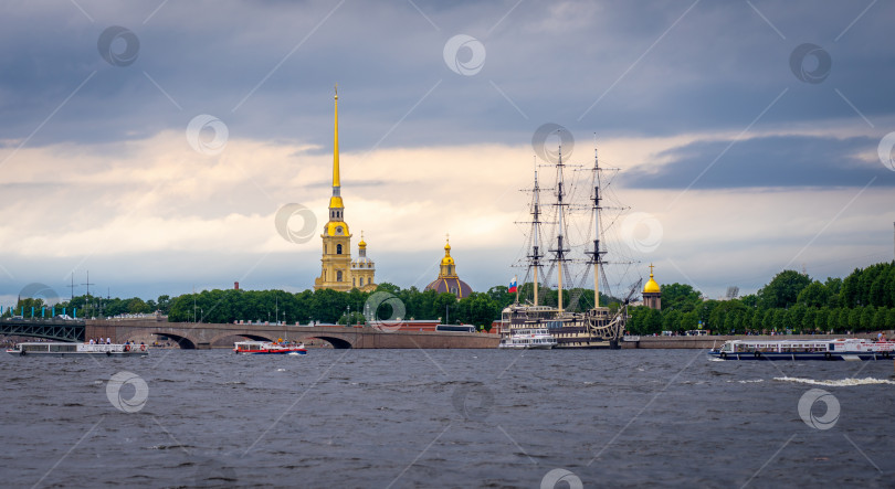 Скачать Вид на Петропавловскую крепость Санкт-Петербурга с реки Невы фотосток Ozero