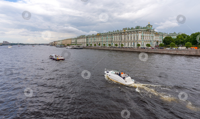 Скачать Туристические катера проплывают по Неве мимо Зимнего дворца в Санкт-Петербурге. фотосток Ozero