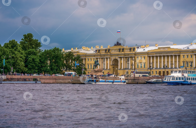 Скачать Вид с Невы на памятник Петру Великому и здание Конституционного суда Российской Федерации фотосток Ozero