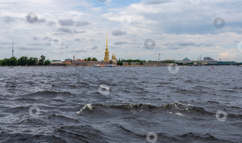 Скачать Вид на Петропавловскую крепость Санкт-Петербурга с реки Невы фотосток Ozero