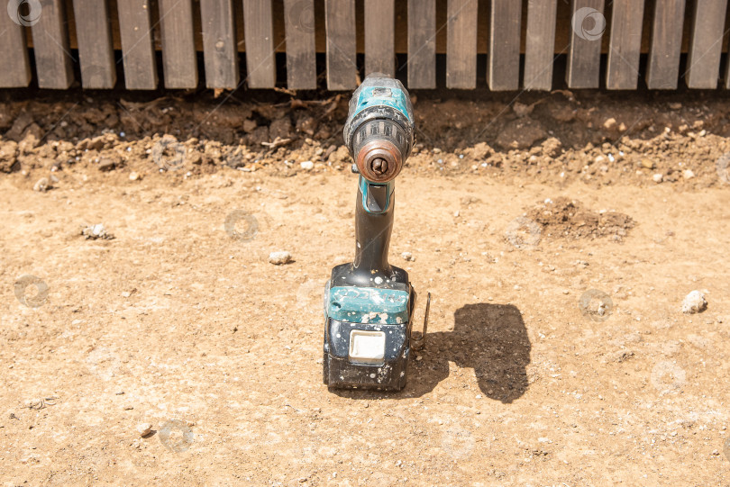 Скачать Беспроводная дрель-шуруповерт электрическая профессиональный инструмент оборудование вид спереди строительной площадки фотосток Ozero