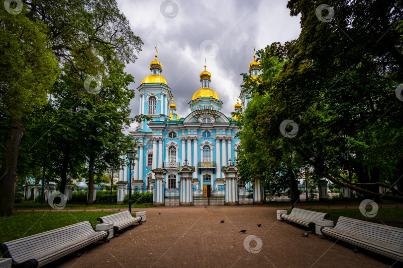 Скачать Площадь со скамейками перед церковью Святого Николая в Санкт-Петербурге на фоне облачного неба фотосток Ozero