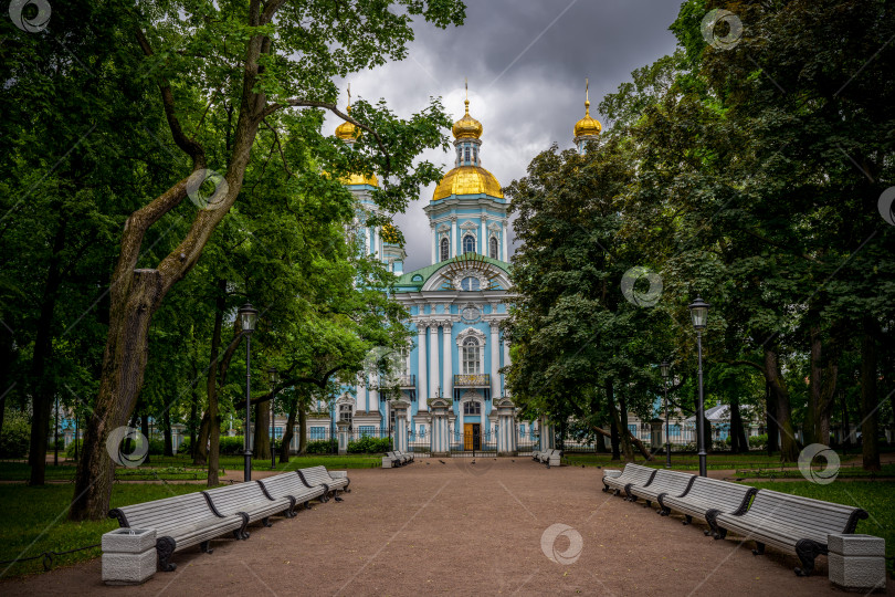Скачать Площадь со скамейками перед церковью Святого Николая в Санкт-Петербурге на фоне пасмурного неба фотосток Ozero