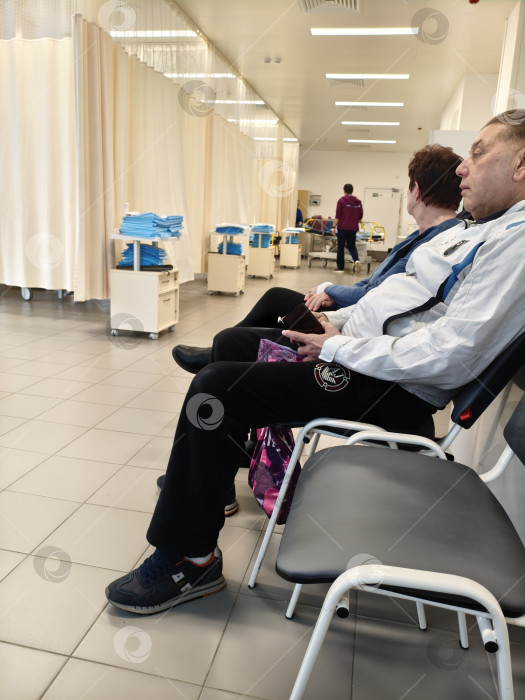 Скачать Люди после обследования ЖКТ в медицинском учреждении сидят на стульях. Москва, Коммунарка, 1.03.2026г фотосток Ozero