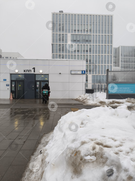 Скачать Человек на мотоцикле у входа в медицинский комплекс КПП 1. Москва,Коммунарка, 1.03.2026г фотосток Ozero