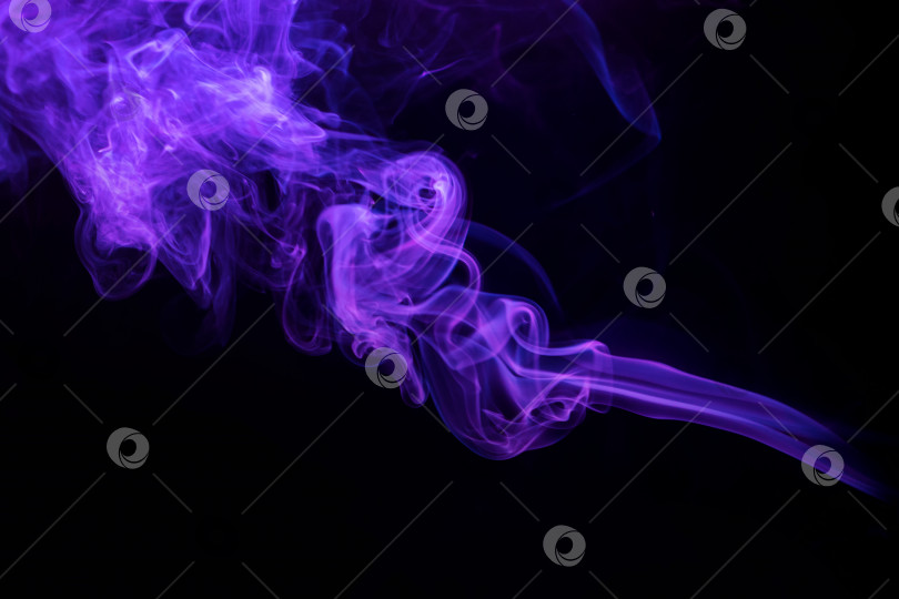 Скачать Абстрактное движение дыма на темном фоне фотосток Ozero