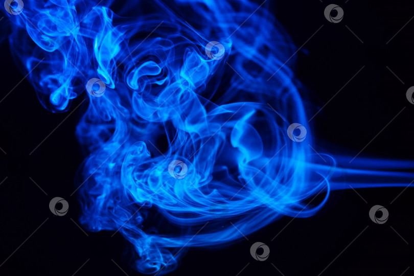 Скачать Абстрактное движение дыма на темном фоне фотосток Ozero