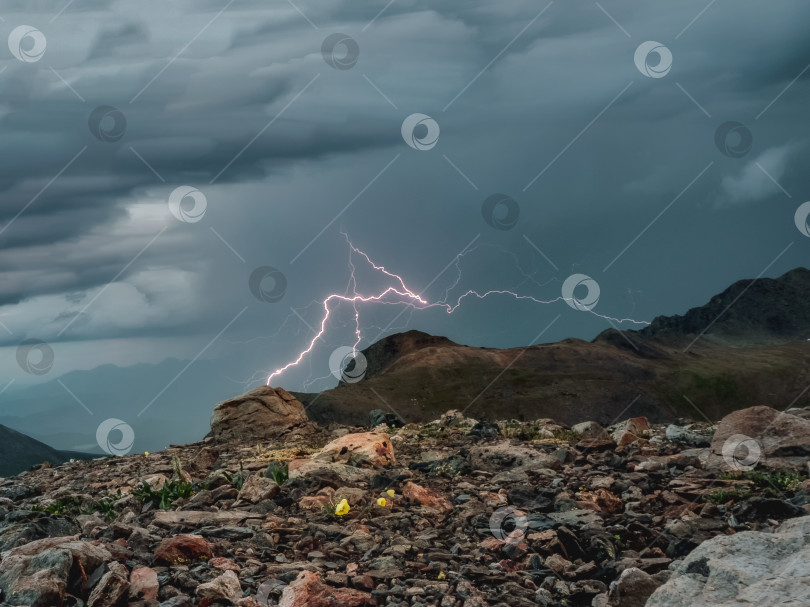 Скачать Молния в горах. Днем в горах сверкает молния. фотосток Ozero