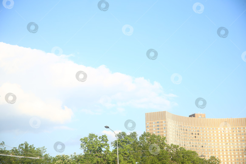 Скачать Голубое небо, облака и здание фотосток Ozero
