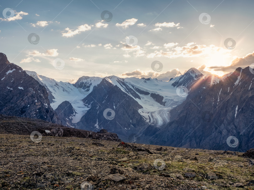 Скачать Скалистые горы с ледником и вечерним светом заходящего солнца. Удивительный высокогорный пейзаж. фотосток Ozero