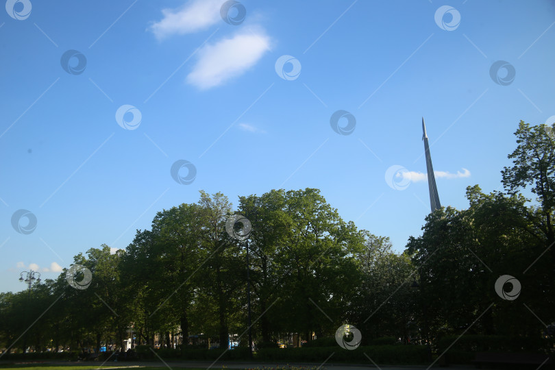 Скачать Голубое небо в солнечный день фотосток Ozero