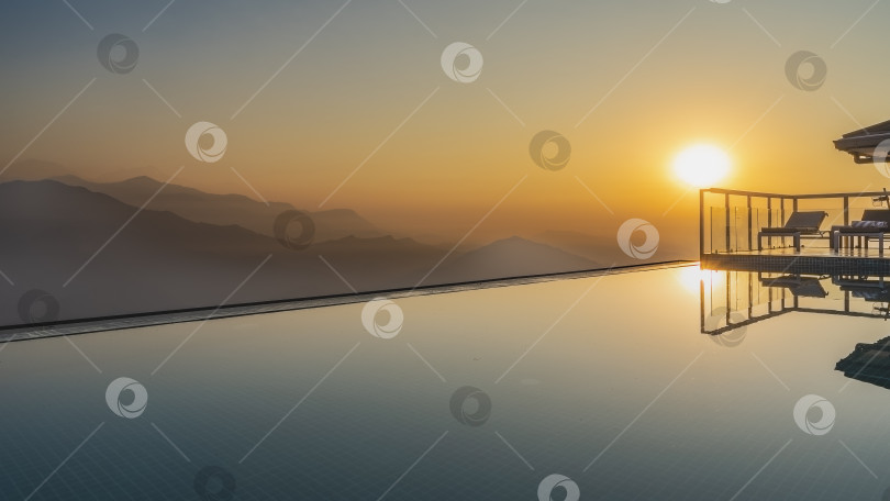 Скачать Открытый пейзажный бассейн на крыше. Рассвет. фотосток Ozero