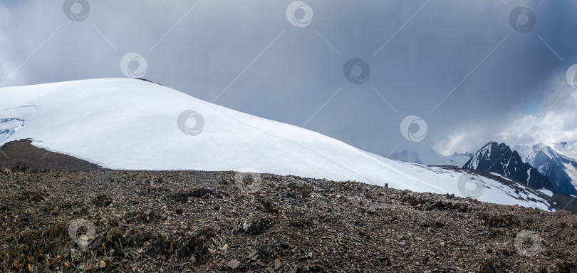 Скачать Снежный горный купол. Вершина горного купола трех озер. Алтайские горы. Панорамный вид. фотосток Ozero