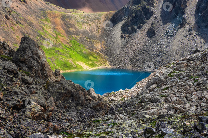 Скачать Чистое высокогорное голубое озеро в горах. Курайский хребет. фотосток Ozero