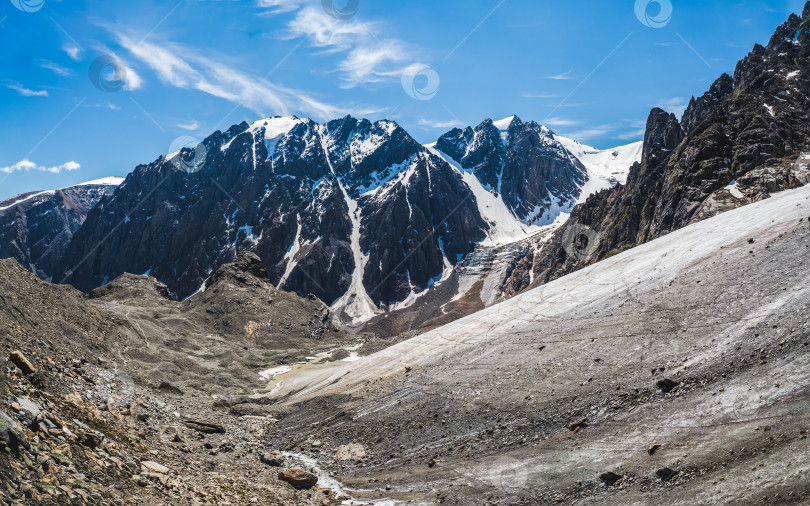 Скачать Панорамный вид на ледник, расположенный высоко в горах, покрытый снегом и льдом. Зимний пейзаж Алтая. фотосток Ozero