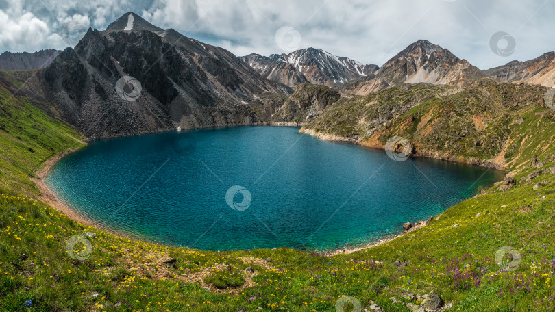 Скачать Красочный осенний пейзаж с чистым горным озером в лучах солнца. Яркий пейзаж с прекрасным бирюзовым озером. Чистое высокогорное голубое озеро в горах. Курайский хребет. фотосток Ozero