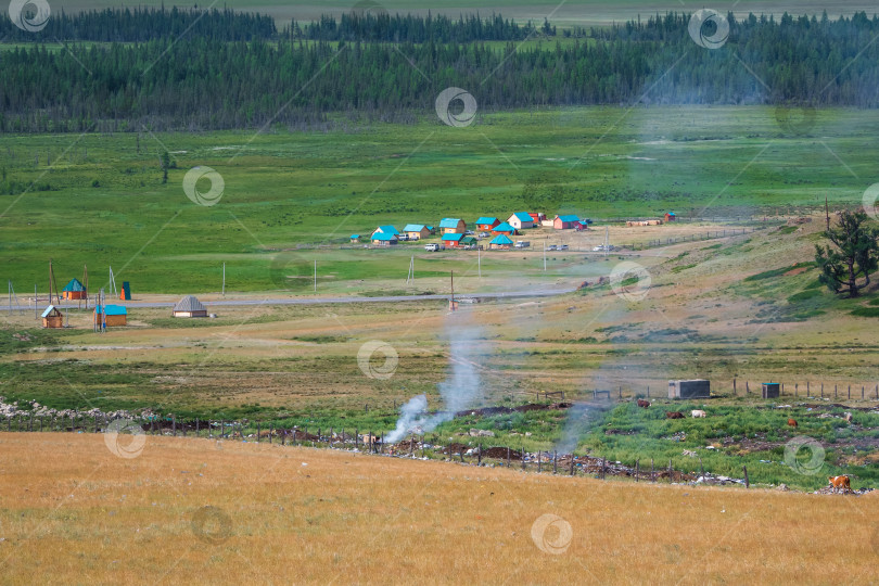 Скачать Мусорный пожар в горной степи Курай с сильным задымлением. Алтайские горы. фотосток Ozero