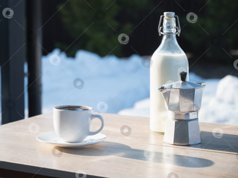 Скачать Кофейная чашка moka pot и бутылка молока на открытом воздухе фотосток Ozero