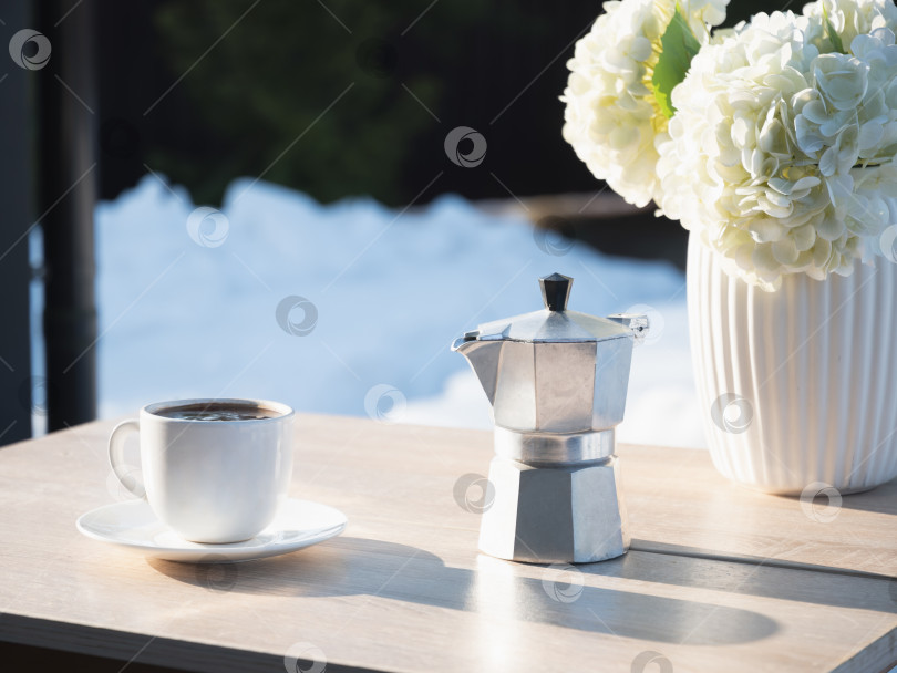 Скачать Стиль жизни кафе на открытом воздухе с кофейной чашкой moka pot и цветами фотосток Ozero