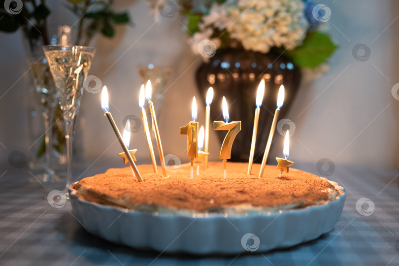 Скачать Праздничный торт со свечами № 17 концепция праздничной вечеринки фотосток Ozero