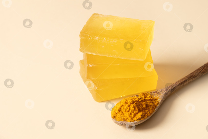 Скачать Мыло ручной работы с куркумой на желтом фоне. фотосток Ozero