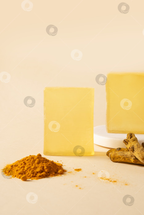 Скачать Мыло ручной работы с куркумой. Органическое средство по уходу за кожей. фотосток Ozero