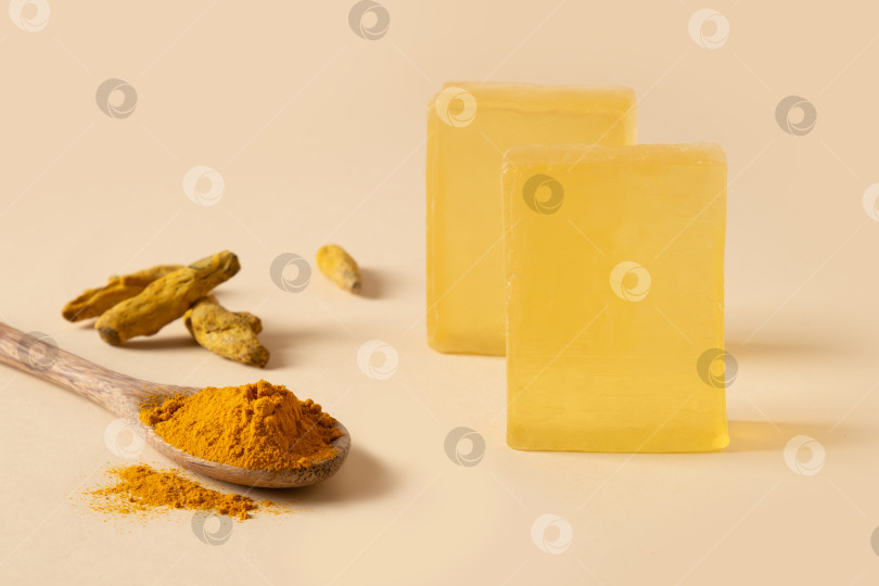 Скачать Натуральное мыло из куркумы с деревянной ложкой и корнем фотосток Ozero