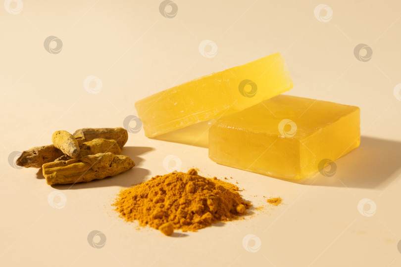 Скачать Мыло ручной работы с куркумой на желтом фоне. фотосток Ozero