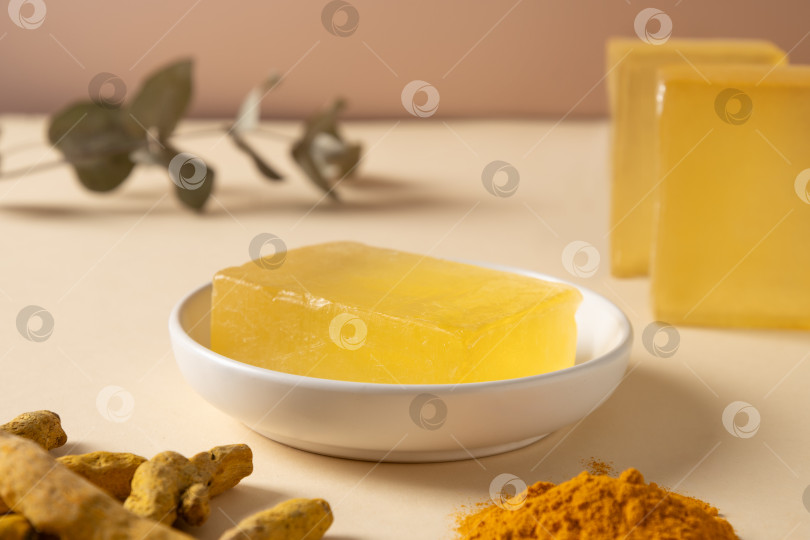 Скачать Мыло ручной работы с куркумой на бежевом фоне. фотосток Ozero