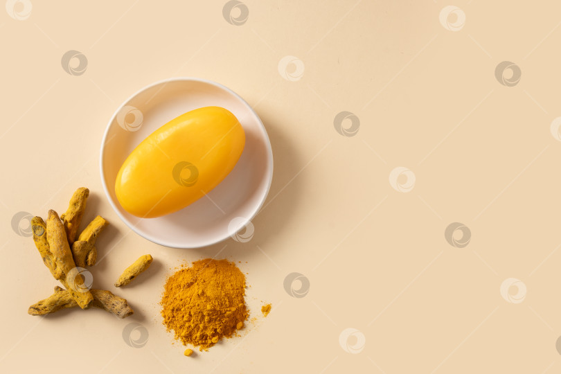 Скачать Мыло ручной работы с куркумой на желтом фоне. фотосток Ozero