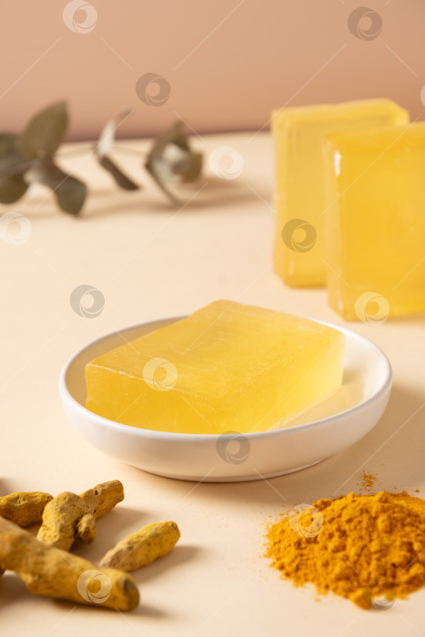 Скачать Мыло ручной работы с куркумой. Органическое средство по уходу за кожей. фотосток Ozero