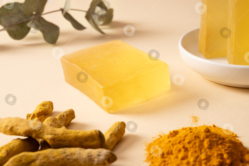 Скачать Мыло ручной работы с куркумой на желтом фоне. фотосток Ozero
