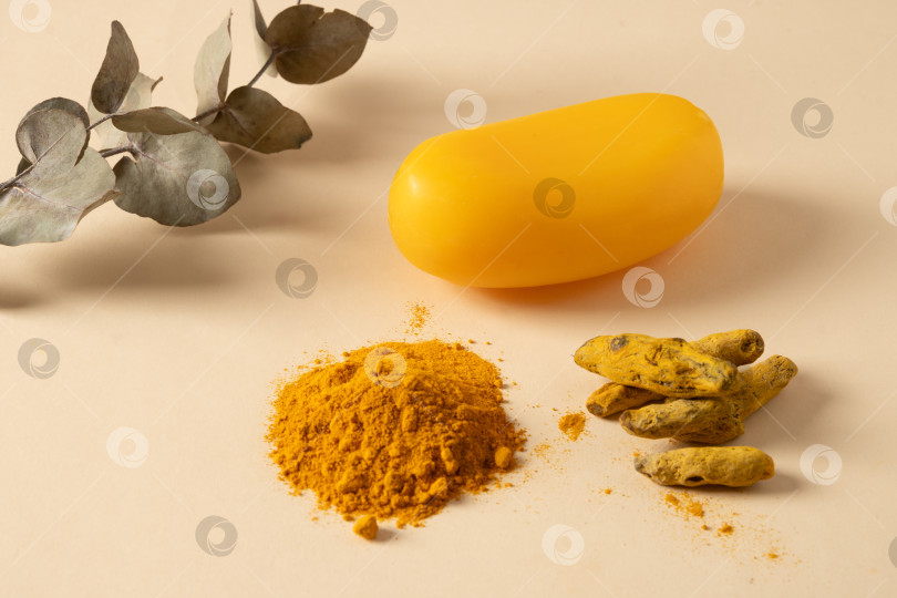 Скачать Мыло ручной работы с куркумой на желтом фоне. фотосток Ozero