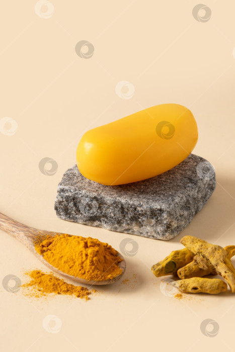 Скачать Каменное мыло ручной работы с куркумой. Органическое средство по уходу за кожей. фотосток Ozero