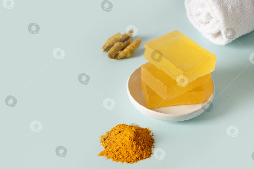 Скачать Мыло ручной работы с куркумой на синем фоне. фотосток Ozero