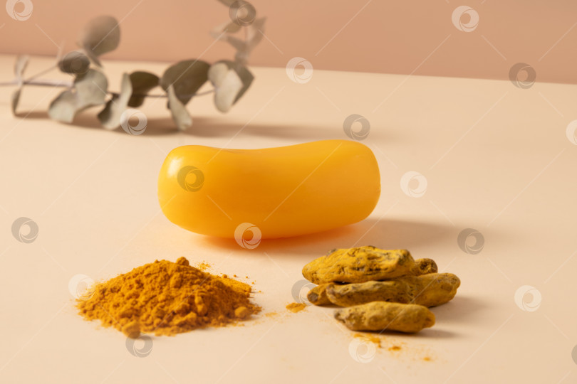 Скачать Мыло ручной работы с куркумой на желтом фоне. фотосток Ozero