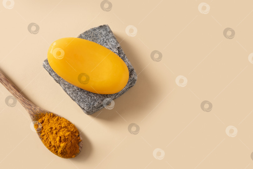 Скачать Каменное мыло ручной работы с куркумой. Органическое средство по уходу за кожей. фотосток Ozero