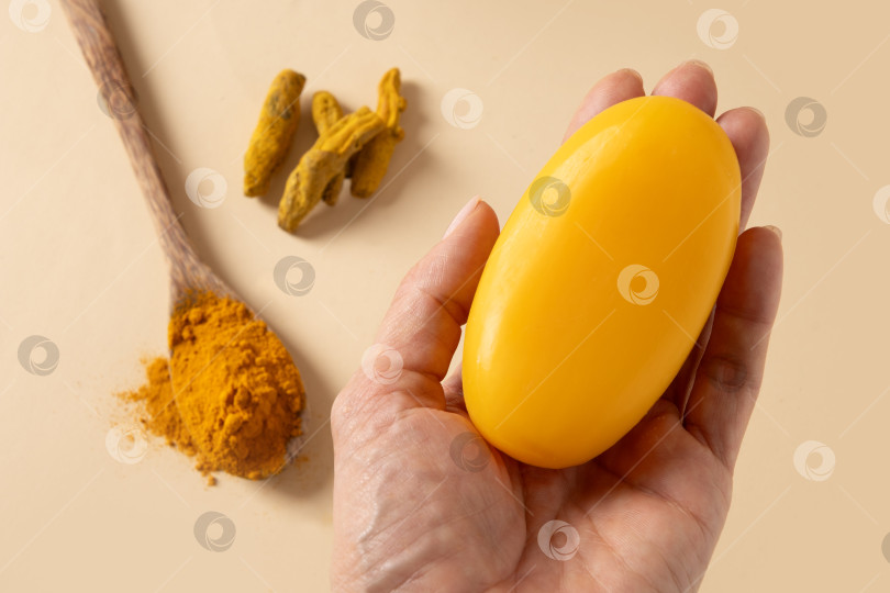 Скачать Женское мыло ручной работы с куркумой и натуральными ингредиентами. фотосток Ozero