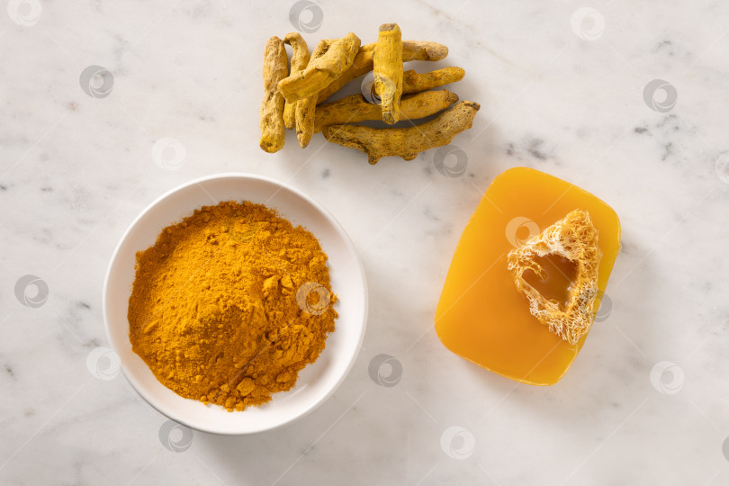 Скачать Кусочек мыла ручной работы с куркумой на коричневом фоне. фотосток Ozero