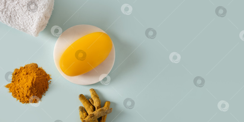 Скачать Мыло ручной работы с куркумой на синем фоне. фотосток Ozero