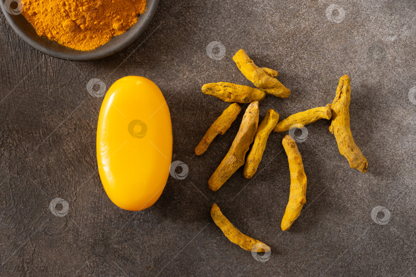 Скачать Кусочек мыла ручной работы с куркумой на коричневом фоне. фотосток Ozero