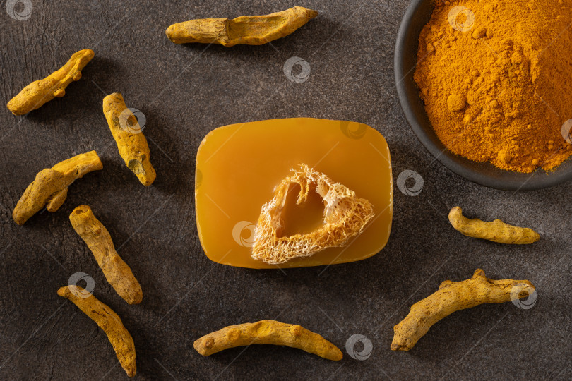 Скачать Кусочек мыла ручной работы с куркумой на коричневом фоне. фотосток Ozero