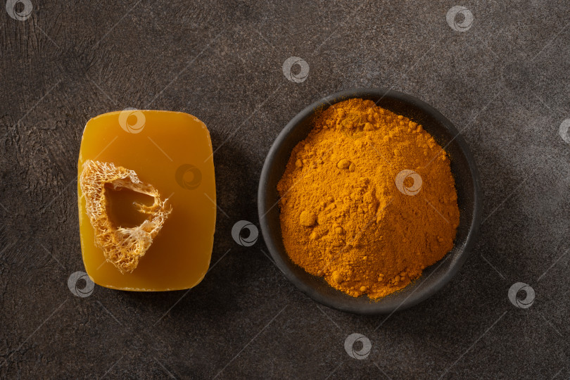 Скачать Кусочек мыла ручной работы с куркумой на коричневом фоне. фотосток Ozero