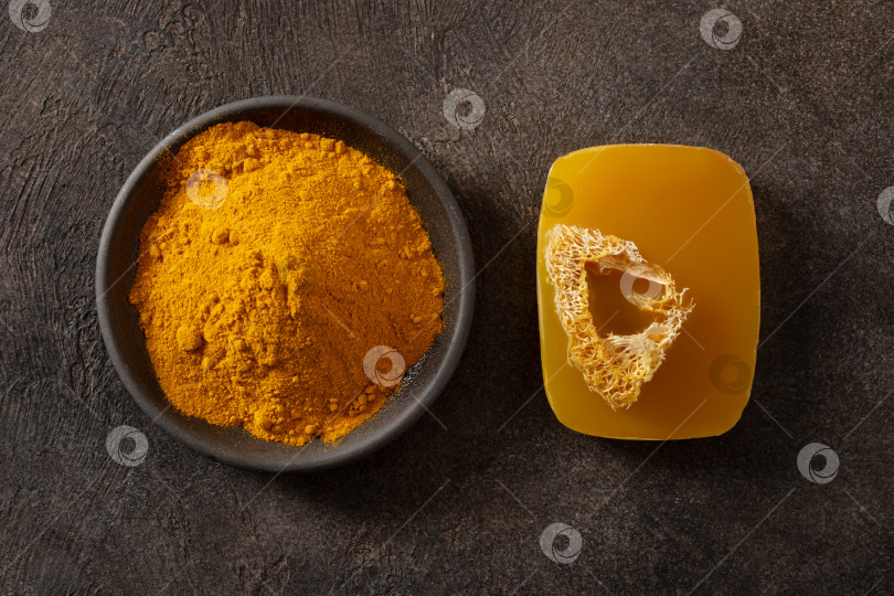 Скачать Кусочек мыла ручной работы с куркумой на коричневом фоне. фотосток Ozero
