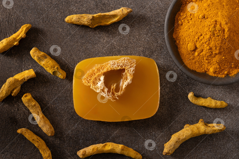 Скачать Кусочек мыла ручной работы с куркумой на коричневом фоне. фотосток Ozero