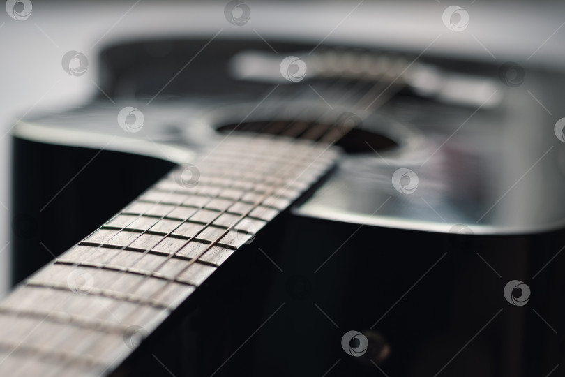 Скачать Акустическая гитара. Музыкальный инструмент. Закрыть фотосток Ozero