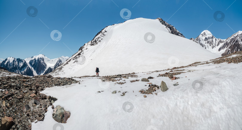 Скачать Одиночный поход в горы. фотосток Ozero