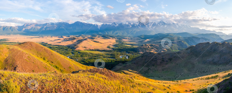 Скачать Яркий осенний пейзаж Курайской степи. Степь на фоне гор. Панорамный вид, Алтайский край. фотосток Ozero
